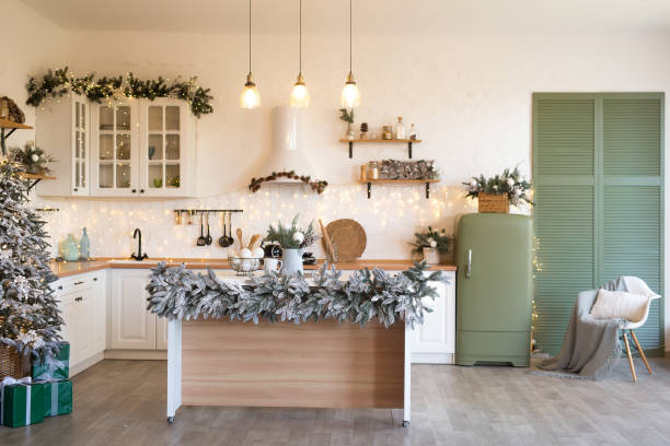 intérieur de cuisine moderne avec îlot, évier, armoires dans une nouvelle maison de luxe décorée dans le style de noël - luxury illuminated ornate christmas decoration photos et images de collection