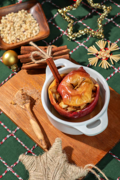 sobremesa de maçã assada com canela e nozes na cozinha de natal - apple pie apple baked cinnamon - fotografias e filmes do acervo