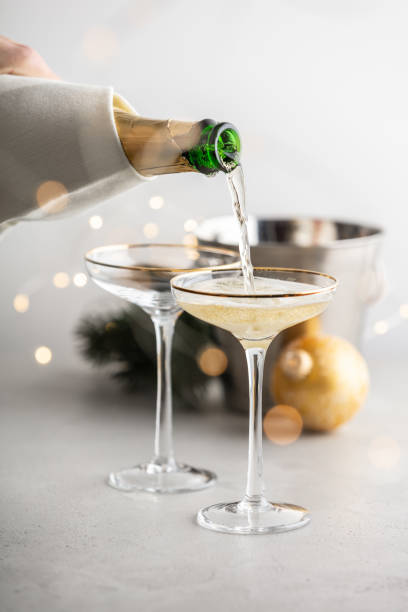 champagne versé dans les verres et les décorations de noël - 3692 photos et images de collection