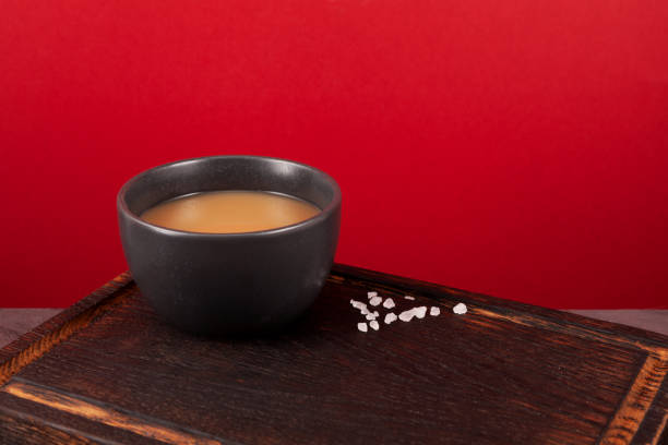 тибетский чай с маслом или взбитый чай. традиционный азиатский напиток, известный как «по ча», смесь черного чая, масла яка и соли - churned стоковые фото и изображения