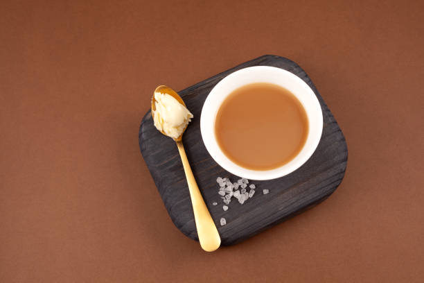 сливочное чае или взбитый чай, вид сверху. традиционный тибетский чай или азиатский напиток, известный как «по ча» - churned стоковые фото и изображения