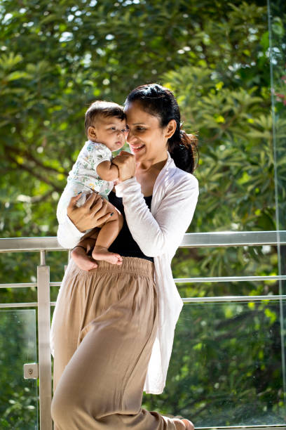 madre amorosa e hijo pequeño en el balcón - playing playful baby contemporary fotografías e imágenes de stock