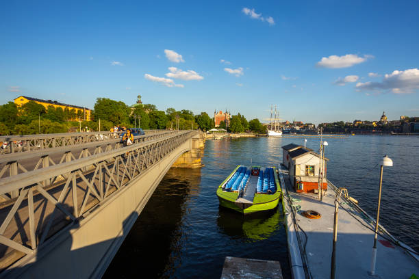 vista del ponte gilded crown su skeppsholmsbron. stoccolma, svezia. - af chapman foto e immagini stock