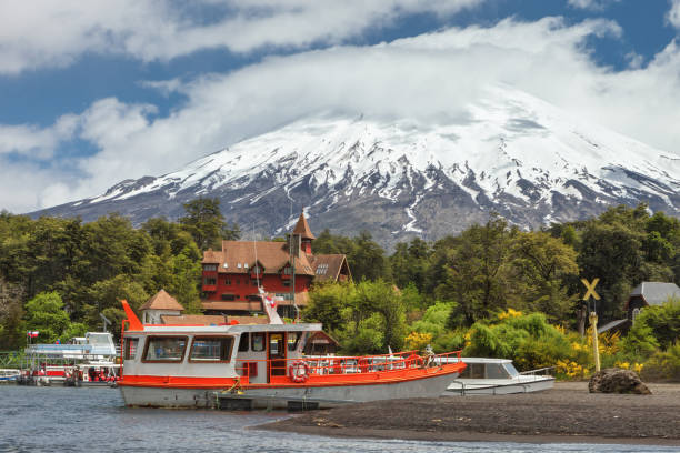 paisaje del volcán osorno y muelle para visitar el lago todos los santos, en el distrito de los lagos cerca de puerto varas, parque nacional vicente pérez rosales, chile - chilean culture chile forest the americas fotografías e imágenes de stock