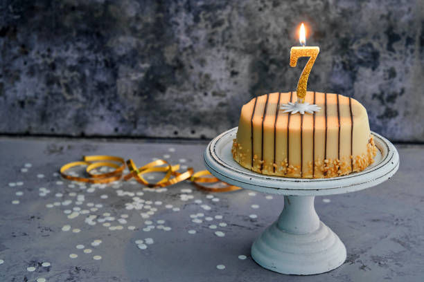 bolo de 7 anos - gateaux birthday candle cake - fotografias e filmes do acervo