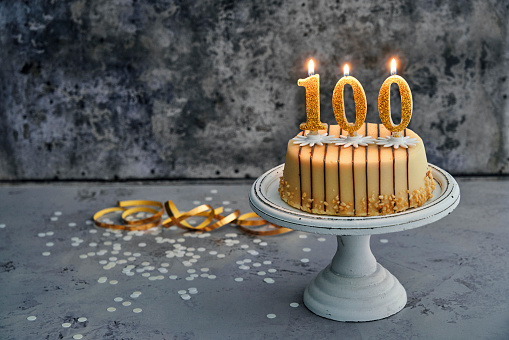 Pastel de cumpleaños número 100 photo