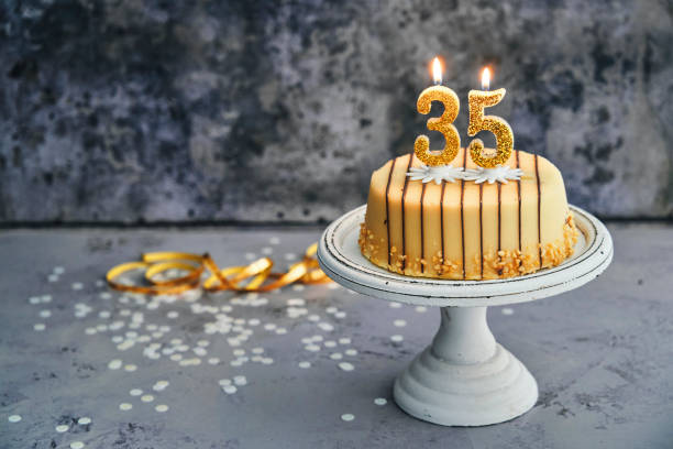 bolo de aniversário de 35 anos - gateaux birthday candle cake - fotografias e filmes do acervo