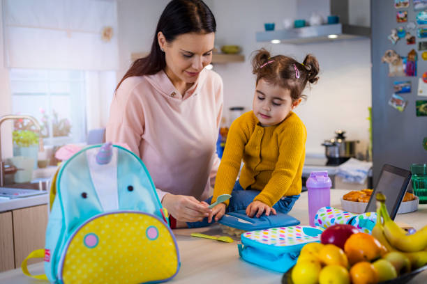 almuerzo de embalaje para el jardín de infantes - healthy eating snack child domestic kitchen fotografías e imágenes de stock