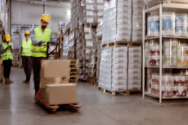 trabajadores de almacén de motion blur - working retirement blurred motion distribution warehouse fotografías e imágenes de stock