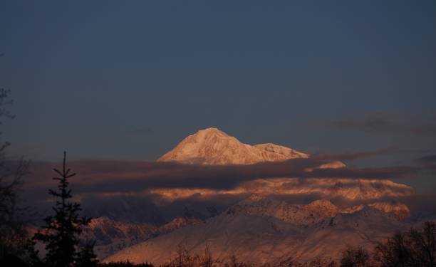 thankful denali dawn - copy space alpenglow winter mountain range imagens e fotografias de stock