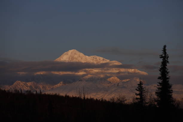 thankful denali dawn - copy space alpenglow winter mountain range imagens e fotografias de stock