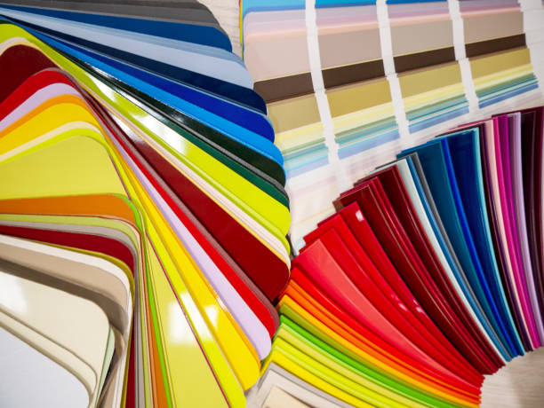 paleta de colores y muestra de materiales para la producción de muebles de cocina. plástico brillante para el de fachadas - laminated plastic printout paper industry fotografías e imágenes de stock