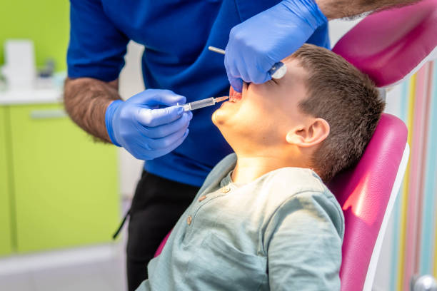 zahnarzt wendet anästhesie auf einen kleinen jungen an - human teeth little boys behavior expressing negativity stock-fotos und bilder