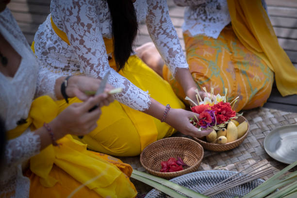 canang sari una ofrenda a dios hecha por hindúes balineses. banten hindú tradicional con flores y otros objetos en su interior, indonesia, bali - bali indonesia temple travel fotografías e imágenes de stock