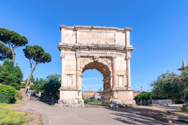 arch of titus - imperial italy rome roman forum imagens e fotografias de stock