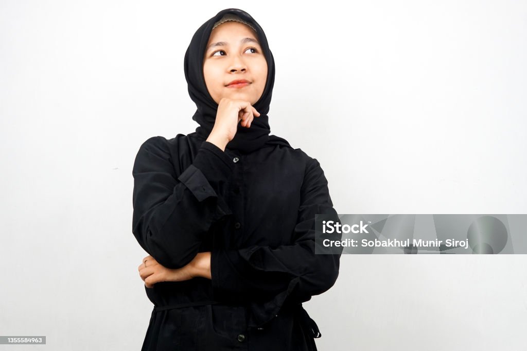 Beautiful asian young muslim woman thinking, looking for an idea, there is a problem, feeling strange, something is wrong, isolated on white background 20-24 Years Stock Photo