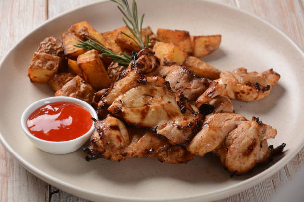 grillowane marynowane udka kurczaka bez kości bez skóry ((pargiot). tradycyjne danie izraelskie - skinless zdjęcia i obrazy z banku zdjęć