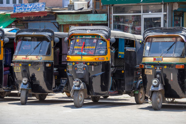 インド、スリーナガル、ジャンムー、カシミール州の道路上の自動人力車タクシー - mountain himalayas india cabin ストックフォトと画像