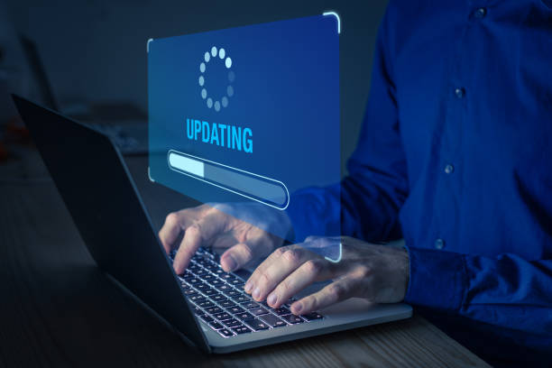 Software update or operating system upgrade to keep the device up to date with added functionality in new version and improve security. Updating progress bar on computer screen. Installing app patch. actualización de software o actualización del sistema operativo para mantener el dispositivo actualizado con funcionalidad agregada en la nueva versión y mejorar la seguridad. actualización de la barra de progreso en la pantalla del ordenador. instalac