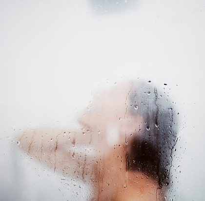 Foto de una mujer disfrutando de una ducha en casa photo