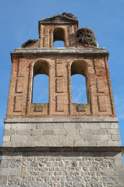 スペインのアビラにあるサン・ジェロニモ大学の遺跡で鳥の巣を持つ鐘の切れのクローズアップ - bell gable ストックフォトと画像