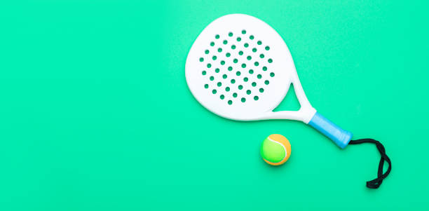 raquete de tênis de remo profissional branca e bola no fundo de cor de menta. pôster temático de esporte horizontal, cartões de saudação, cabeçalhos, site e aplicativo - tennis court indoors net - fotografias e filmes do acervo