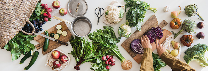 Ingrediente vegano fresco de corte femenino para una cocina saludable photo