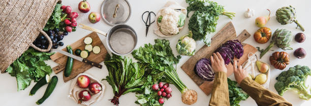 ingrediente vegano fresco de corte femenino para una cocina saludable - cruciferae fotografías e imágenes de stock