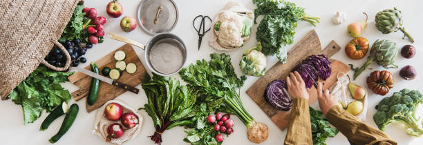 ingrédient végétalien frais de coupe féminin pour une cuisine saine - brassicaceae photos et images de collection