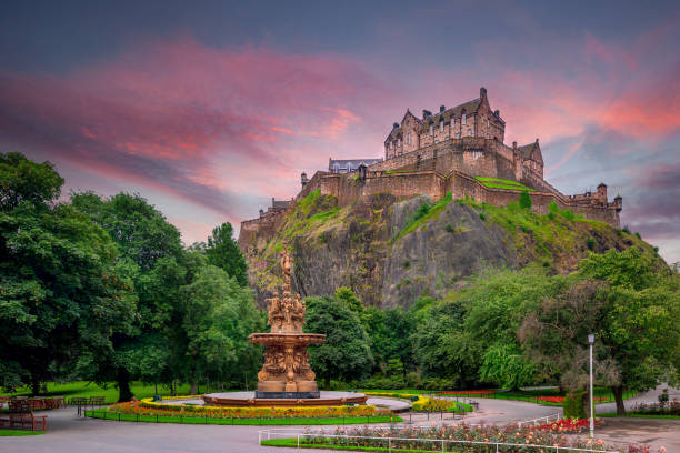 view on edinburgh castle from princes street gardens, schottland, vereinigtes königreich - scottish national hat stock-fotos und bilder