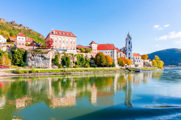 durnstein stadt in der wachau im herbst, österreich - österreich stock-fotos und bilder