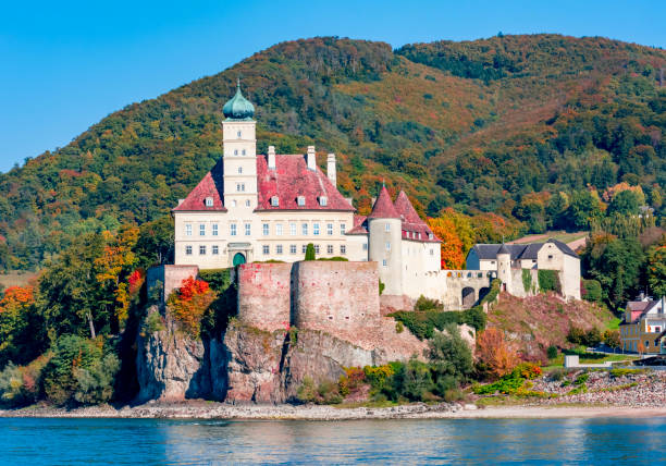 замок шонбюэль в долине вахау на реке дунай, австрия - danube river danube valley river valley стоковые фото и изображения