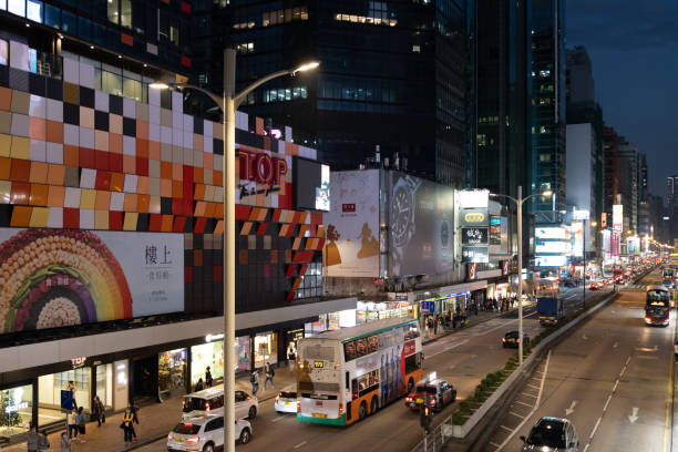 nathan road em mong kok, kowloon, hong kong - hong shopping night skyline - fotografias e filmes do acervo