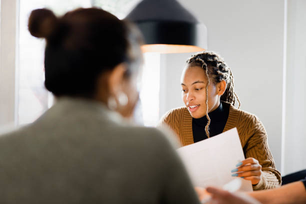 intervista di una candidata donna con il responsabile delle risorse umane in ufficio - recruiter foto e immagini stock