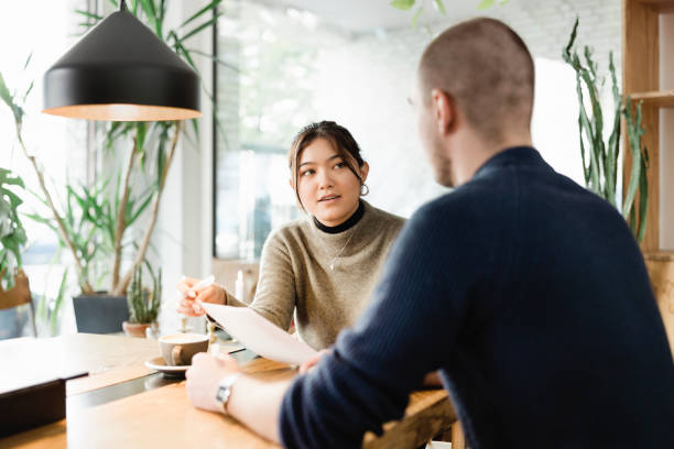 gerente de recursos humanos entrevistando a un entrevistado masculino - filipino ethnicity asian ethnicity men male fotografías e imágenes de stock