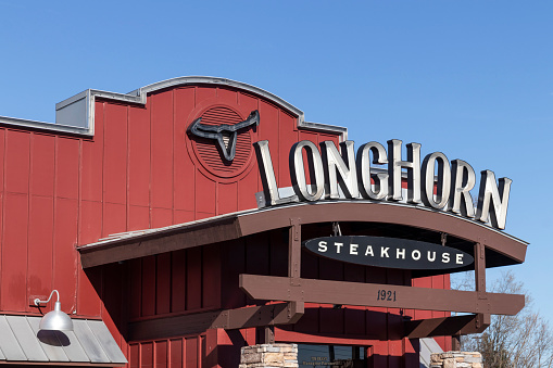 Moraine - Circa November 2021: LongHorn Steakhouse casual dining restaurant. LongHorn Steakhouse is owned and operated by Darden Restaurants.