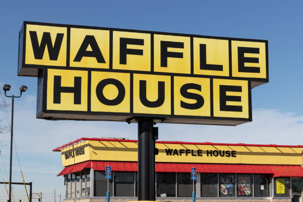 waffle house iconic southern restaurant chain. waffle house został założony w 1955 roku. - waffle chicken fried chicken food zdjęcia i obrazy z banku zdjęć