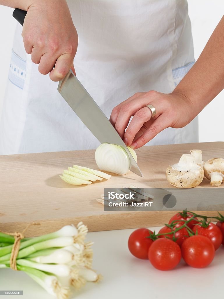 Frau Schneiden Zwiebeln - Lizenzfrei Abnehmen Stock-Foto