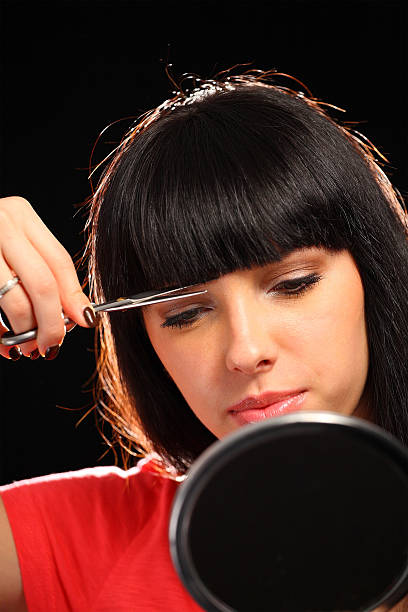 Mujer cortar su cabello - foto de stock