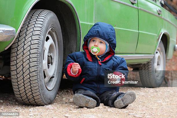 Foto de Bebê E Car e mais fotos de stock de Antecipação - Antecipação, Azul, Bebê