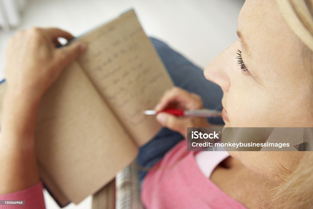 Sênior mulher escrevendo no notebook - Foto de stock de Agenda royalty-free