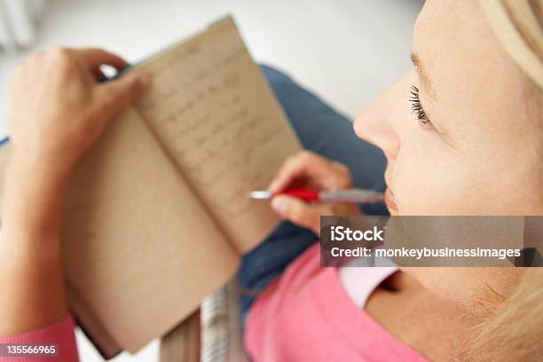 Foto de Sênior Mulher Escrevendo No Notebook e mais fotos de stock de Agenda - Agenda, Escrever, Terceira idade