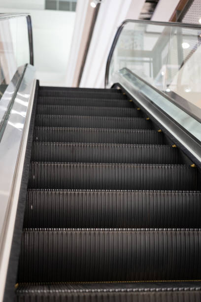 un escalier mécanique électrique - matériel de transport. - railroad station escalator staircase steps photos et images de collection