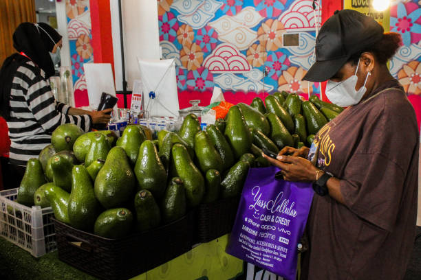 Traders prepare avocado juice ordered by buyers at the Go Culinary Festival at Supermall Karawaci, Tangerang, Banten, Indonesian, Friday (26/11/2021). The festival, which was attended by a number of culinary business actors in Greater Jakarta, became an event for promotion and culinary creation as well as an effort to revive the economy during the pandemic.
