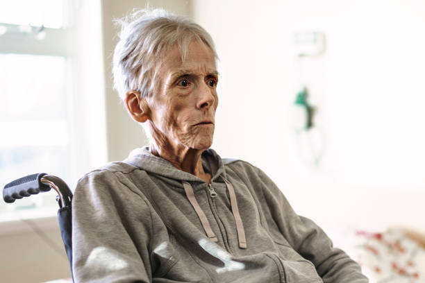 Mulher idosa doente em um quarto de hospital com cadeira de rodas Uma mulher idosa doente em um quarto de hospital com cadeira de rodas Pessoas magras fotos de stock, fotos e imagens sem royalties