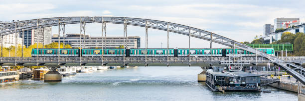 ヴィアドゥック・ドーステルリッツ橋を走る地下鉄 - paris metro train ストックフォトと画像