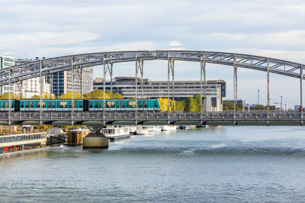 ヴィアドゥック・ドーステルリッツ橋を走る地下鉄 - paris metro train ストックフォトと画像