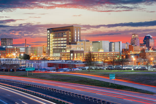 durham, carolina del norte, ee.uu. downtown skyline - county durham fotografías e imágenes de stock