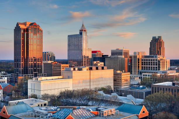 raleigh, caroline du nord, états-unis downtown city skyline - north carolina photos et images de collection