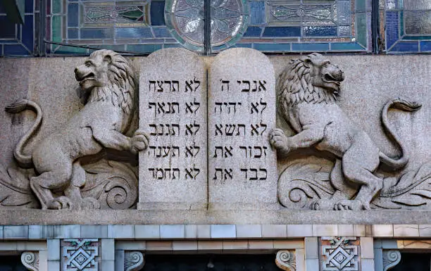 Ten commandments crest in Hebrew letters with lions as supporters